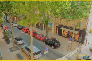 uma vista superior de uma rua da cidade com carros estacionados em Le Craponne - Magnifique appartement cours principal plein centre avec parking em Salon-de-Provence