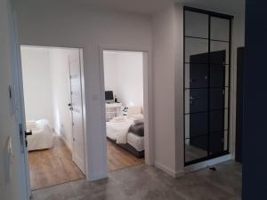 Posteľ alebo postele v izbe v ubytovaní NEW APARTMENT Wołyńska - przestronny, z widokiem, czysto, parking, balkon