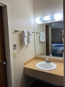 y baño con lavabo y espejo. en Olde Amish Inn, en Ronks