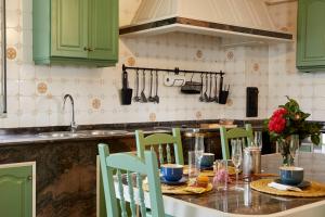 A kitchen or kitchenette at Luxury Singular Villa Rosa