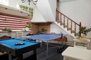 mesa de ping pong en una habitación con escalera en Luxury Singular Villa Rosa en Padrón