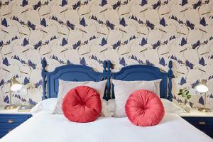 A bed or beds in a room at Luxury Singular Villa Rosa