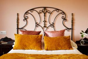 A bed or beds in a room at Luxury Singular Villa Rosa