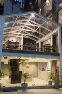 um edifício com uma varanda com mesas e cadeiras em 9ine Thamel Hotel em Catmandu