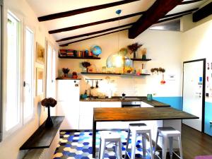 eine Küche mit einem Tisch und Stühlen in einem Zimmer in der Unterkunft sous les deux tours - SWEET JANE apartment in Bologna