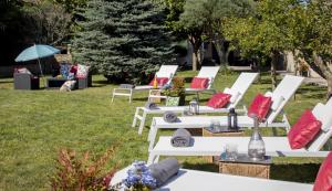 A garden outside Luxury Singular Villa Rosa