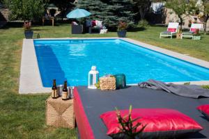 The swimming pool at or close to Luxury Singular Villa Rosa