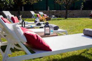 A garden outside Luxury Singular Villa Rosa