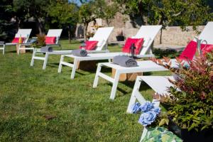 A garden outside Luxury Singular Villa Rosa