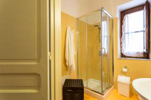 La salle de bains est pourvue d'une douche et d'un lavabo. dans l'établissement Case Spazioscena - Calliope, à Castelbuono