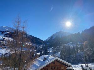 a snow covered mountain with the sun in the sky at Appartement La Clusaz, 2 pièces, 4 personnes - FR-1-437-89 in La Clusaz