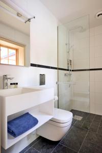 La salle de bains est pourvue d'un lavabo, de toilettes et d'une douche. dans l'établissement Spectacular 6-bed house in beautiful manor park, à Mariefred