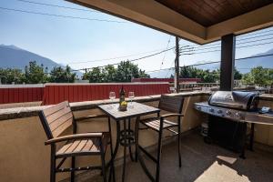 un patio con mesa, sillas y parrilla en Downunder Mountain Retreat by Revelstoke Vacations en Revelstoke