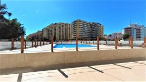 una piscina nel centro di una città di Elite Residence 2C a Portimão