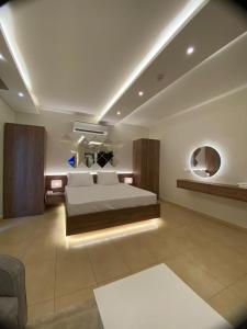 um quarto grande com uma cama e um sofá em 7 Days Hotel em Umm Uthainah
