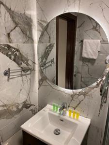 La salle de bains est pourvue d'un lavabo et d'un miroir. dans l'établissement 7 Days Hotel, à Umm Uthainah