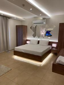 Un dormitorio con una cama con luces. en 7 Days Hotel, en Umm Uthainah