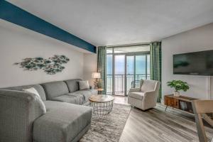 uma sala de estar com um sofá e uma cadeira em 2 Bedroom Condo Amazing Views - Updates Galore em Myrtle Beach