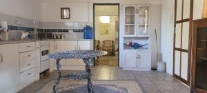 una cocina con una mesa en el medio. en Vanross Self Catering Accommodation, en Thabazimbi