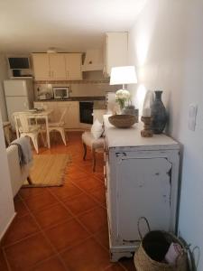 una sala de estar con una mesa con una lámpara. en A Casa Pequenina - Escusa, Marvão, en Marvão