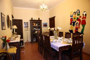 a dining room with a table and chairs at Art Lincoln in Palermo