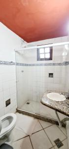 La salle de bains est pourvue de toilettes et d'un lavabo. dans l'établissement Pousada Mandala, à Búzios