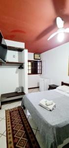 - une chambre avec un lit et un plafond rouge dans l'établissement Pousada Mandala, à Búzios