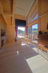 Habitación con mesa, sillas y ventana grande. en Bio Ferienwohnung am Wildsee in Seefeld, en Seefeld in Tirol