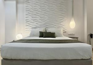 Postel nebo postele na pokoji v ubytování IONIAN SUITES by Bruskos