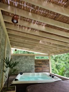 Pousada Maritacas do Sana في سانا: حمام سباحة في غرفة مع حوض استحمام