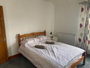 una camera con un letto con due cuscini sopra di 160 Exning Road a Newmarket