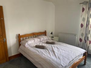 um quarto com uma cama com duas almofadas em 160 Exning Road em Newmarket