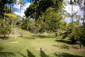 Um jardim em Pousada Maritacas do Sana