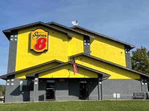 un bâtiment jaune et gris avec un panneau sur lequel figure un panneau dans l'établissement Super 8 by Wyndham Marietta, à Marietta