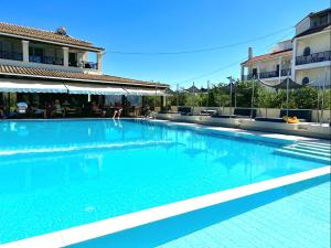Bazén v ubytování IONIAN SUITES by Bruskos nebo v jeho okolí