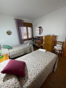 sypialnia z 2 łóżkami i komodą w obiekcie CA L' ANGELINA w mieście Calonge