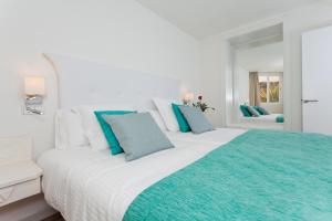 Łóżko lub łóżka w pokoju w obiekcie FERGUS Style Cala Blanca Suites