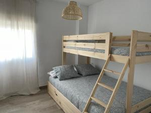 1 dormitorio con litera y escalera en Alojamiento Rural Buenavista, en Arcos de la Frontera