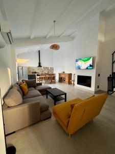 - un grand salon avec un canapé et une table dans l'établissement Alojamiento Rural Buenavista, à Arcos de la Frontera