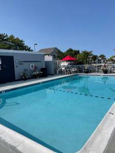 een groot zwembad met blauw water bij Fenwick Islander Motel in Fenwick Island