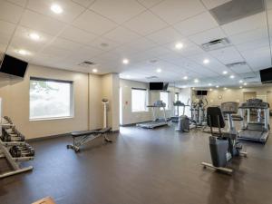 een fitnessruimte met verschillende loopbanden en machines in een kamer bij Holiday Inn Greensboro Coliseum, an IHG Hotel in Greensboro