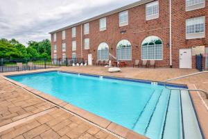 una gran piscina frente a un edificio de ladrillo en Holiday Inn Express Hotel & Suites Warrenton, an IHG Hotel, en Warrenton