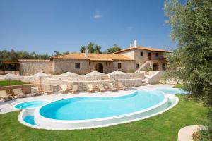 Bazén v ubytovaní Luxury Villa Happynest alebo v jeho blízkosti