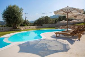 Bazén v ubytovaní Luxury Villa Happynest alebo v jeho blízkosti