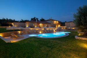 Bazén v ubytovaní Luxury Villa Happynest alebo v jeho blízkosti