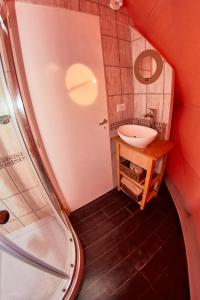 mała łazienka z umywalką i prysznicem w obiekcie Vista Pedra Glamping w mieście Potrerillos