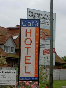 um sinal para um aluguer de carro em frente a uma casa em Hotel am Holzhafen em Stade