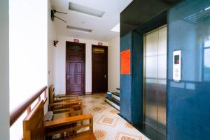 un couloir avec bancs et portes dans un bâtiment dans l'établissement Nhà Nghỉ Xuân Mai, à Lạng Sơn