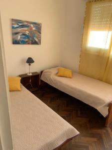 Tempat tidur dalam kamar di Pequeño y cómodo