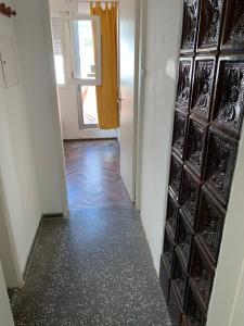 a hallway with a door to a room with wine bottles at Pequeño y cómodo in Florida
